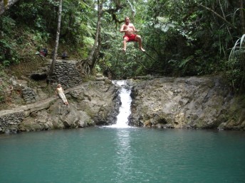 Cees jumping off the rope swing