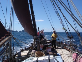 Sailing across the Bay of Islands at 7 knots